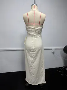Detaillierte Rückansicht eines weißen Boho-Maxikleides mit Neckholder auf einer Schaufensterpuppe