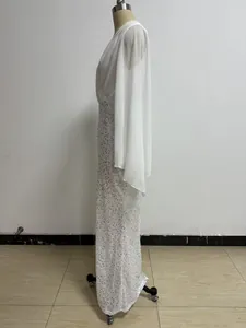Zijaanzicht detail van een witte avondjurk met pailletten en chiffon cape mouw op een paspop
