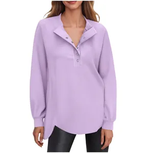 Detailweergave van de lila dameshenleytop met lange mouwen en asymmetrische zoom.