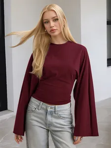 Dunkelrotes Langarmshirt mit Rundhalsausschnitt, weiten Ärmeln und Taillierung