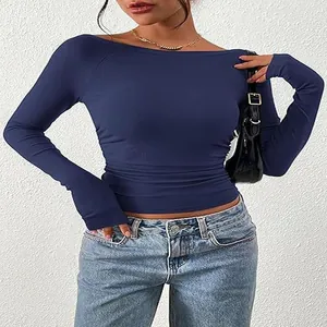 Dettaglio di un crop top blu navy in maglia a coste a maniche lunghe con scollo a barchetta