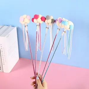 Buntes Katzenangel-Set mit weichen Pompons, Glöckchen und schillernden, fließenden Quasten.