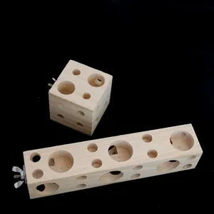 Detailansicht einer Papageienstange aus Holz mit Löchern und Flügelmutter-Befestigung.