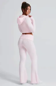 Set due pezzi in maglia rosa con top corto con cappuccio e pantaloni a zampa alla moda.