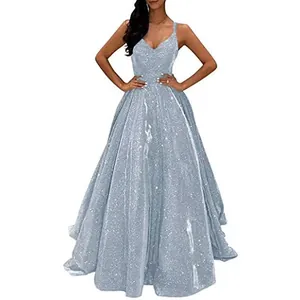Détail d'une robe de soirée scintillante bleu clair à col en V et longueur au sol