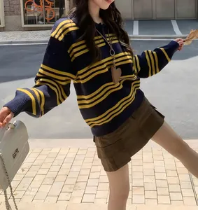 Vue détaillée d'un pull polo à rayures bleu marine et jaune avec une coupe ample et décontractée.