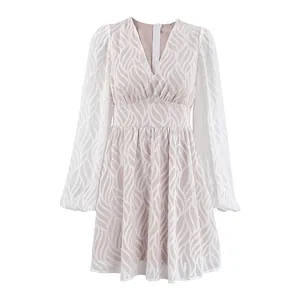 Detailansicht des weißen Jacquard-Kleides mit V-Ausschnitt und eleganten Laternenärmeln