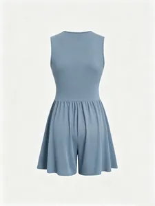 Rückansicht eines ärmellosen hellblauen Jumpsuits mit betonter Taille und weitem Bein