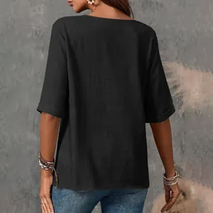 Vista posteriore dettagliata di una camicetta casual da donna in cotone e lino nero