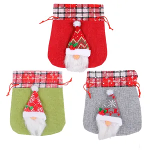 Set di 3 sacchetti regalo di Natale con gnomo in rosso, verde e grigio