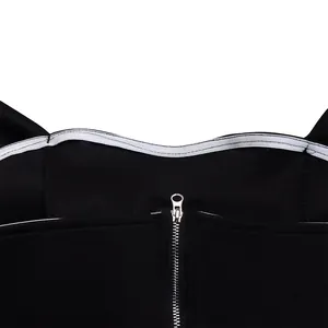 Dettaglio del top corto nero senza spalline sexy con zip posteriore e striscia antiscivolo