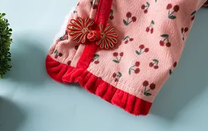 Detail van roze corduroy honden Tang-pak met kersenpatroon en traditionele knoop