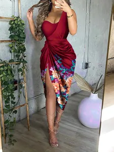 Elegante abito da sera bordeaux monospalla con spacco e vivaci dettagli floreali stampati.