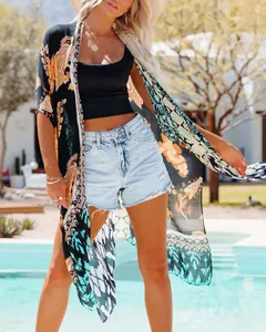 Floraler Chiffon-Kimono Strand-Überwurf an einem Modell am Pool