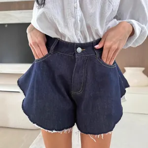 Pantaloncini di denim a vita alta con orlo a balze, bordi grezzi e bottone