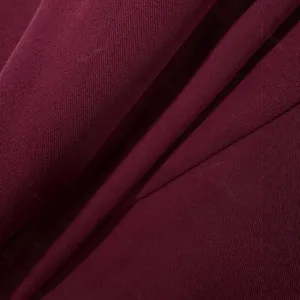 Primo piano del tessuto di un elegante blazer bordeaux con una fine trama a saia