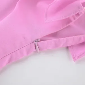 Vue macro de la fermeture éclair invisible de haute qualité sur coton rose