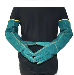 Détail des gants de protection en cuir de 62 cm pour la manipulation de reptiles