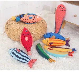 Bunte Plüsch-Fischspielzeuge für Katzen, präsentiert auf einem weißen Kunstfell-Teppich.