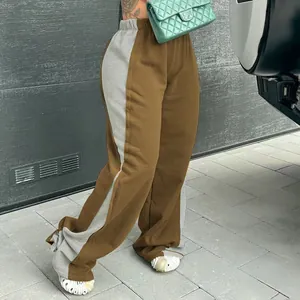 Detailansicht der Damen-Jogginghose mit weitem Bein und elastischem Bund.