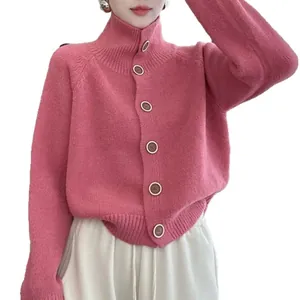 Cárdigan de punto rosa retro con cuello alto y botones marrones en un ajuste holgado y cómodo