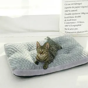 Zachte pluche grijze huisdiermat met cyperse kat voor een heerlijke diepe slaap