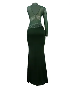 Elegante vista trasera de vestido largo ajustado verde oscuro con detalles de malla y strass.