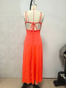 Vista trasera detallada del vestido largo naranja sin mangas y espalda descubierta