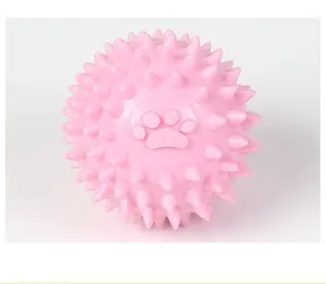 Macro dettagliata di una pallina rosa per cani in TPR con simpatico motivo a zampa