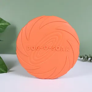Großaufnahme einer langlebigen orangefarbenen Silikon-Hundefrisbee mit DOG-O-SOAR Logo