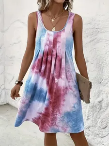 Détail de la robe sans manches à imprimé tie-dye rose et bleu avec devant plissé
