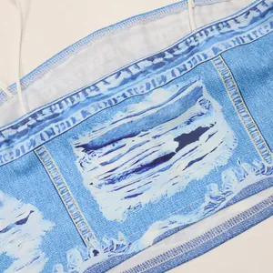 Détail rapproché du tissu imprimé denim bleu et des coutures du haut à bretelles