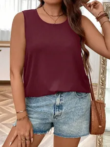 Gros plan d'un haut sans manches bordeaux grande taille porté avec un short en jean et sac