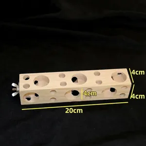 Detailansicht des hölzernen Papageien-Sitzstangenspielzeugs, Maße 20x4x4cm für Vögel.