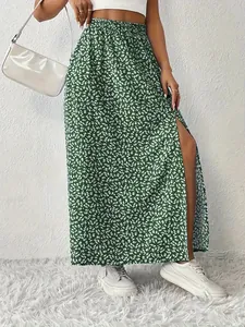 Elegante gonna lunga verde a fiori con spacco laterale alto e silhouette a trapezio
