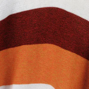 Primer plano del detalle de la textura del suéter de punto a rayas de colores
