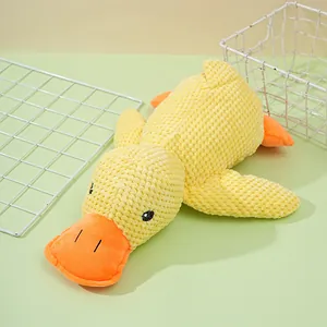 Makro-Detail des gelben Enten-Hundespielzeugs mit robuster Noppenstruktur.