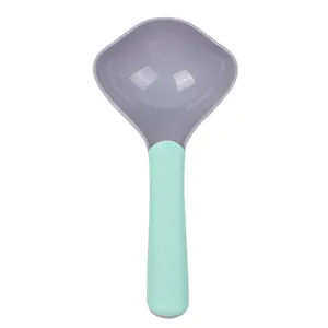 Detalle de una pala para comida de mascotas en forma de diamante gris y verde menta