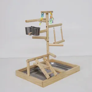 Área de juegos detallada en madera para loros con escalera, columpio y cuencos inox.