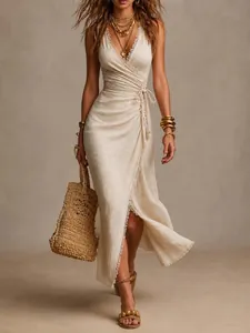Elegantes beige-farbenes Bohème-Wickelkleid mit V-Ausschnitt, Fransen und Textur.