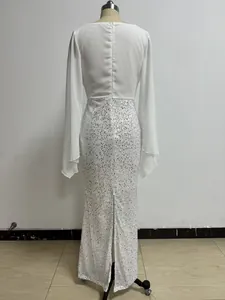 Gedetailleerd achteraanzicht van een elegante witte avondjurk met pailletten op mannequin.