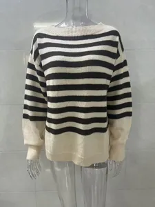 Vista detallada del jersey de punto informal a rayas blancas y negras para mujer