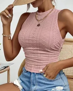 Détail du haut court sans manches rose en maille jacquard à col montant pour femme