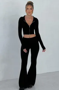 Completo due pezzi nero da donna con felpa corta con cappuccio e pantaloni a zampa chic