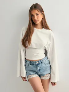Eleganter weißer Rundhalsausschnitt Langarm-Top mit weiten Ärmeln und schlanker Taille