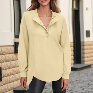 Detailweergave van een crème sweatshirt met lange mouwen voor dames met knoopkraag