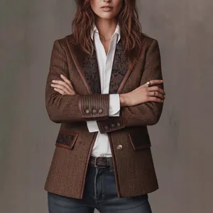 Detail eines französischen Vintage-Wollblazers mit Paisley-Kontrastrevers und Besatz