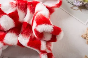 Detalle macro de la suave tela de felpa a cuadros rojos y blancos del vestido mascota.