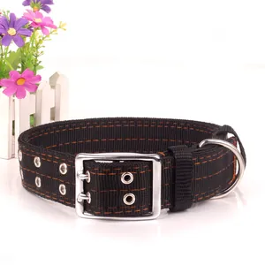 Détail du collier pour chien en nylon noir à 4 couches avec boucle à double ardillon