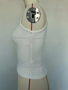 Gedetailleerd zijaanzicht van een witte geribbelde crop top met focus op textuur.